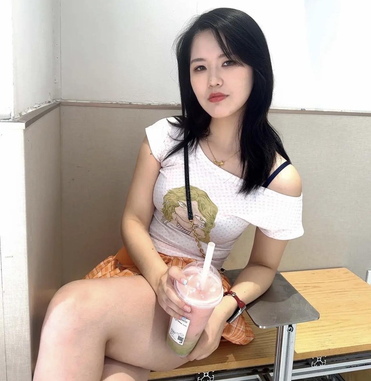 我有一个朋友，二婚刚满一年。原本以为重组家庭是幸福的开始，没承想，她心里始终横亘