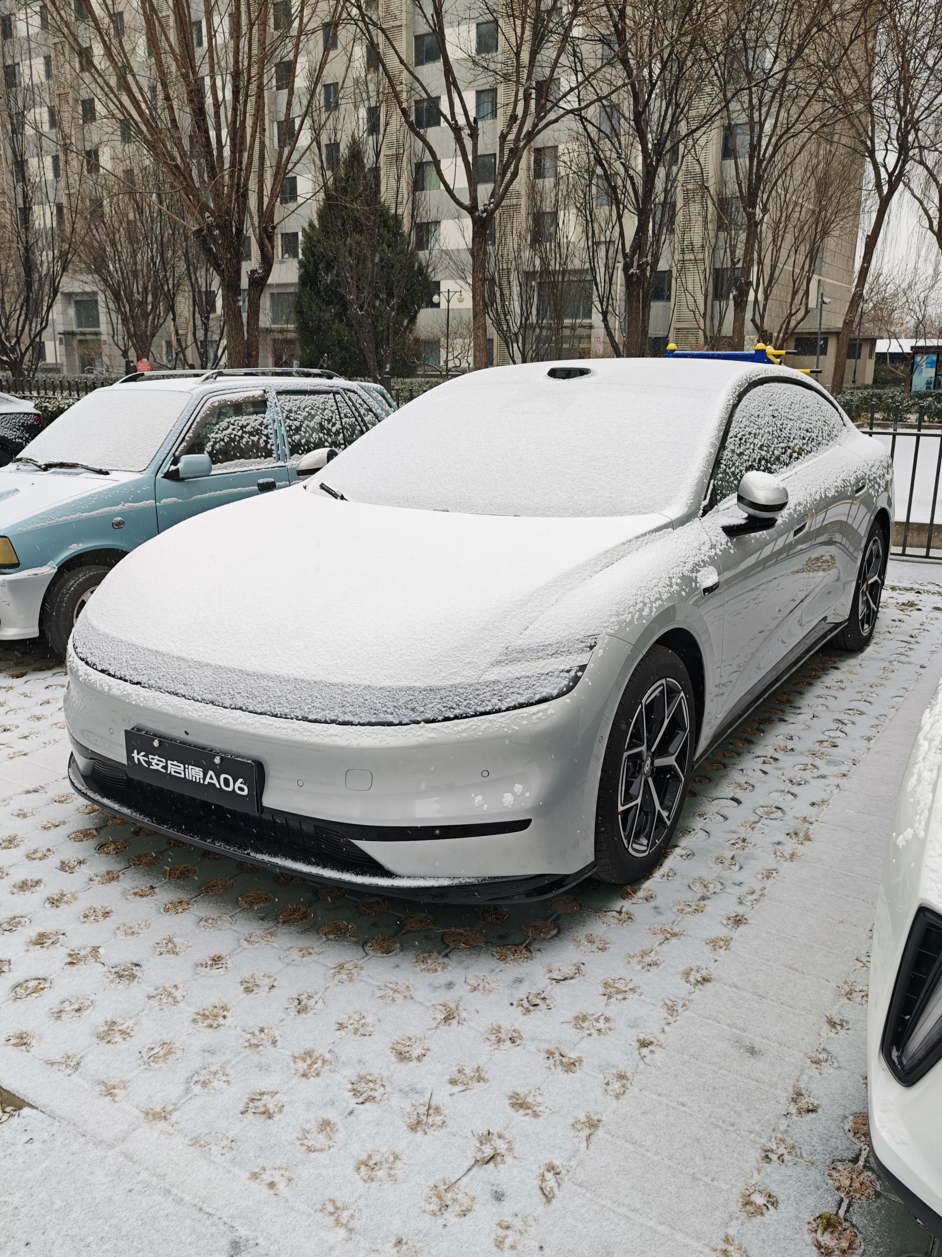 很想问一下后面开F12的大哥，这种天气开一台700多马力的后驱车是一种怎么样的体