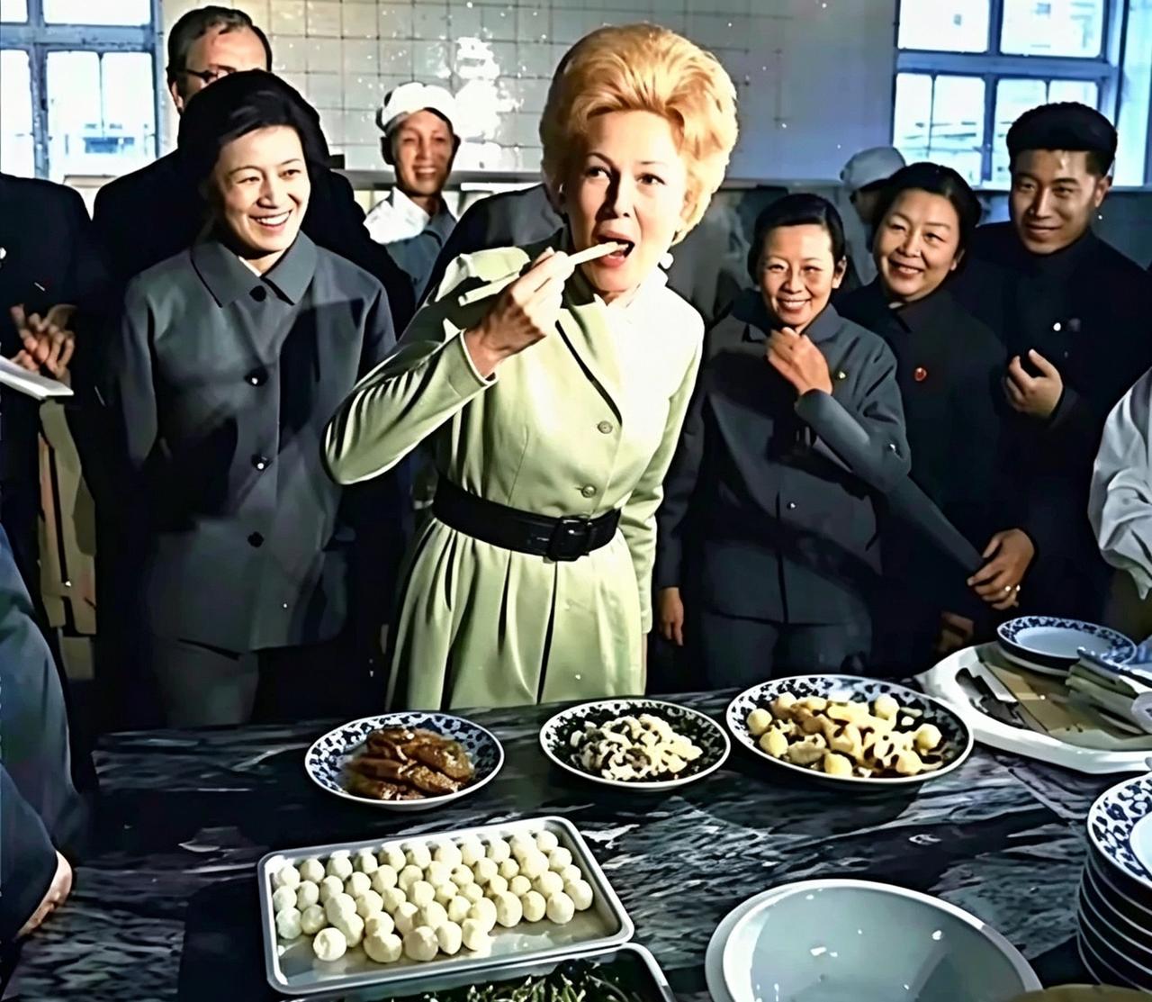 1972年，尼克松访华破冰之旅期间，尼克松夫人帕特来到北京饭店，体验中国美食。章