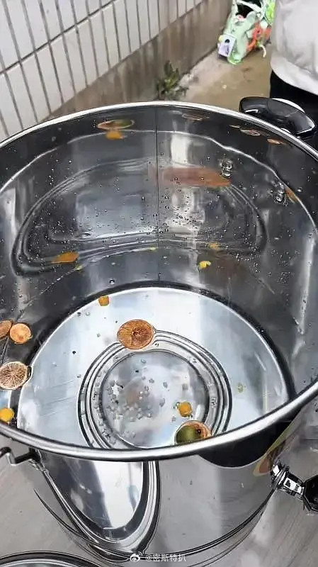 🍉有网友吐槽丁禹兮请粉丝喝大桶水，请剧组喝奶茶…为何这么区别对待呢？