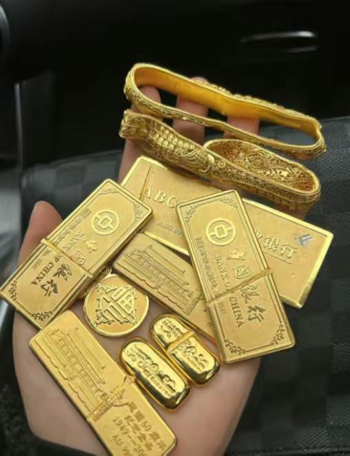 当所有人都把钱换成黄金，资本的收割镰刀就该落下了！别再被金价暴涨的假象冲昏头