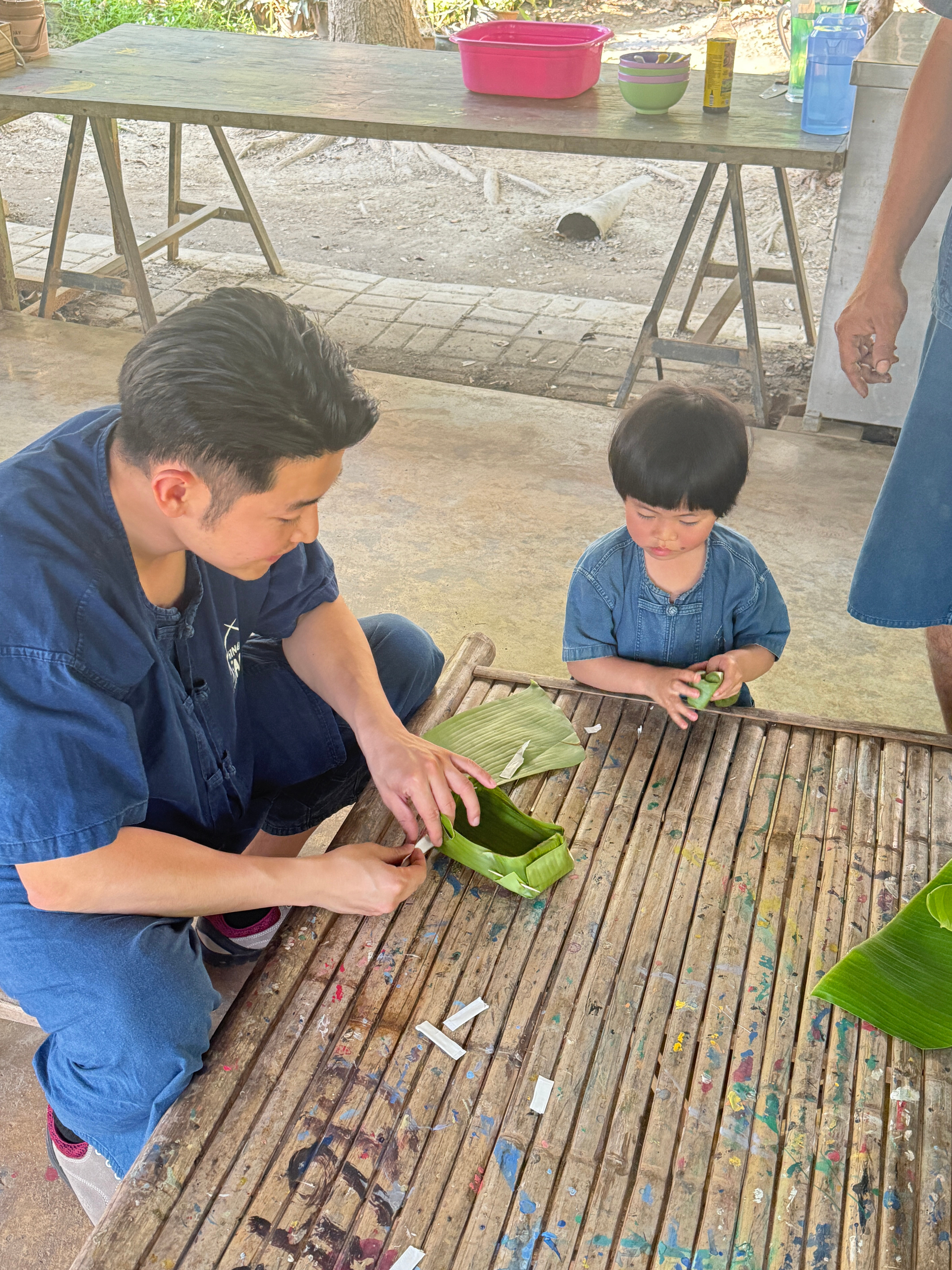用树叶做碗球宝又气疯了，一把把树叶抓烂了没想到旅蛙反倒是做了一个出来。。旅毛球清