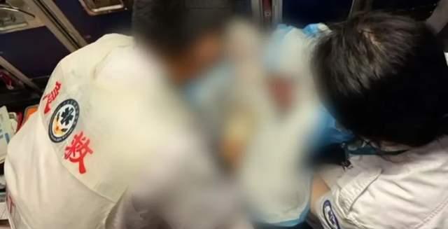 【16岁女孩飞机上产下婴儿，警方调查：女孩及其男友均为16岁，达到性同意年龄，不