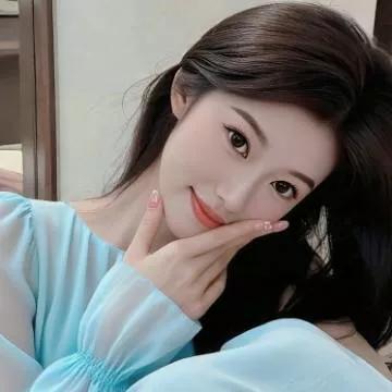 甜美可爱的女孩，粉色唇妆，穿着浅蓝色上衣，可爱俏皮。粉裙微笑写真粉系少女写真