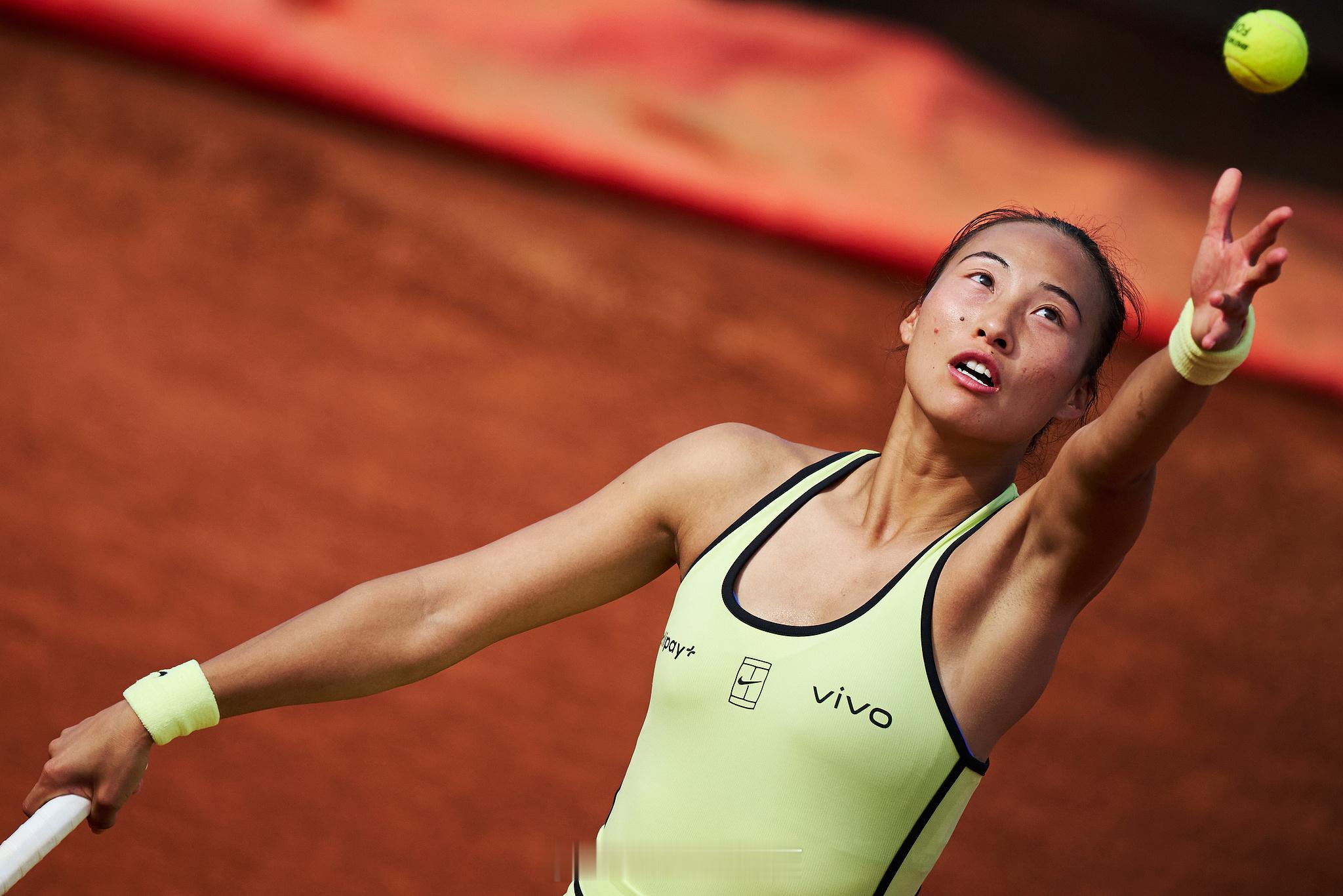 WTA官方公布最新一期女子网球世界排名，中国选手郑钦文位列第53位。受...