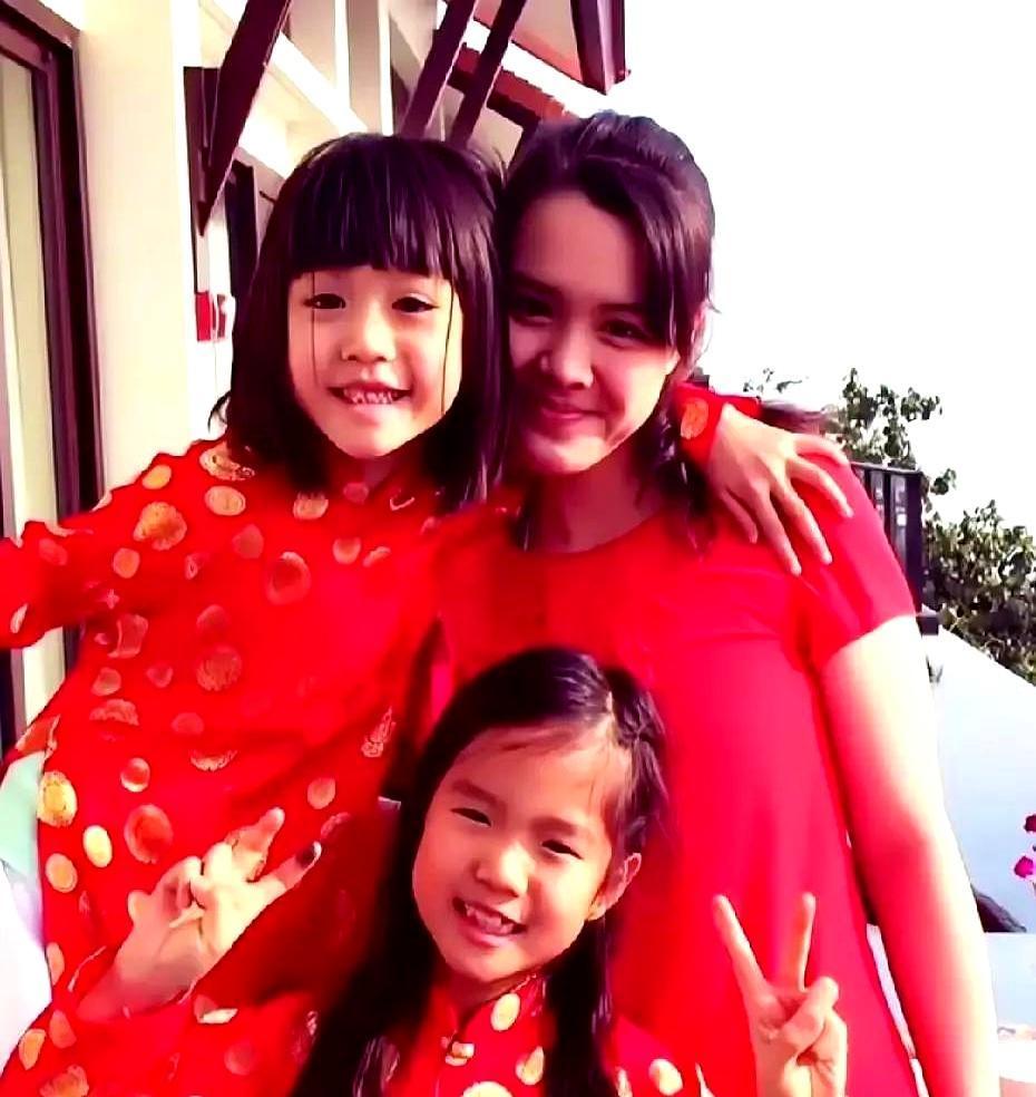 54岁的钟丽缇穿着比基尼，他92岁的妈妈坐在轮椅上。这个男人蹲在海边，做的第一