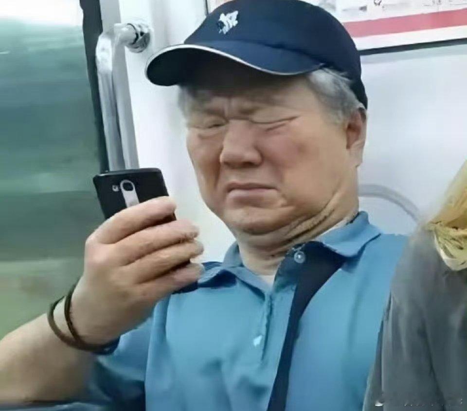 李昀锐太可爱了！地铁老人看手机也有古装版了[捂脸哭]​​​这个小林你真的好逗