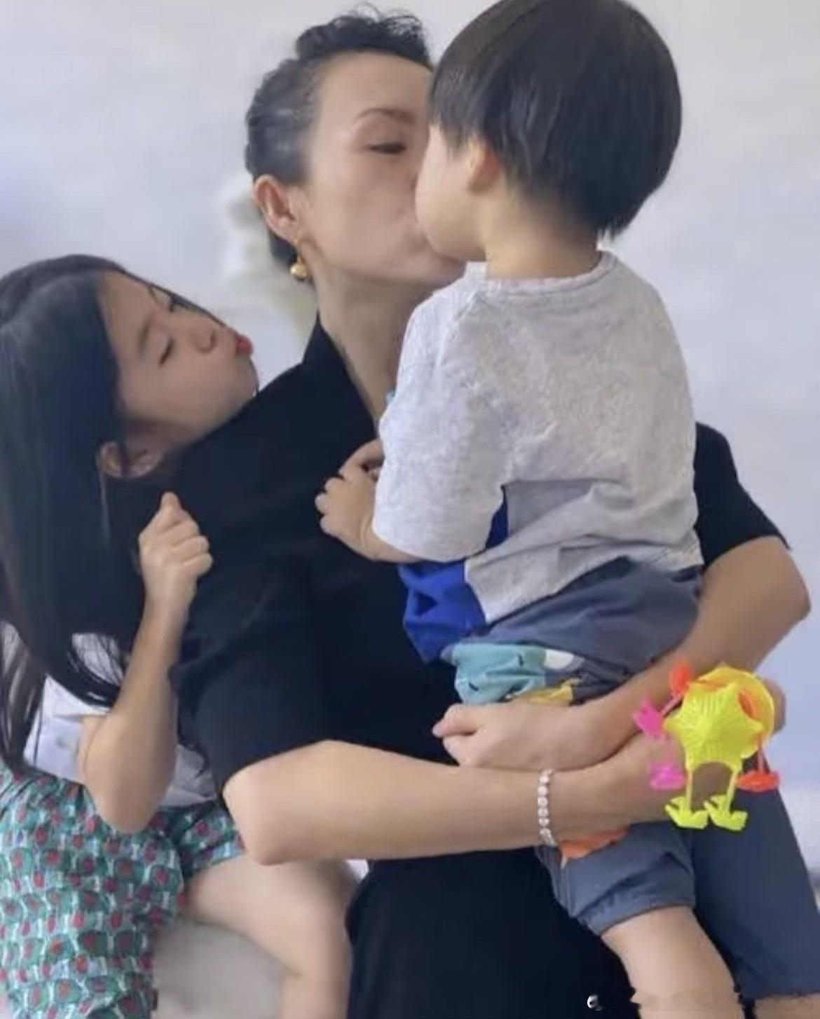 章子怡接儿子放学前一秒还在拿华表奖，后一秒就变暖心妈咪接儿子放学，要陪孩子过快乐