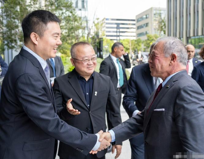 8月18日，约旦阿卜杜拉国王携两名子女哈希姆王子和萨尔玛公主抵达上海。访问上海领