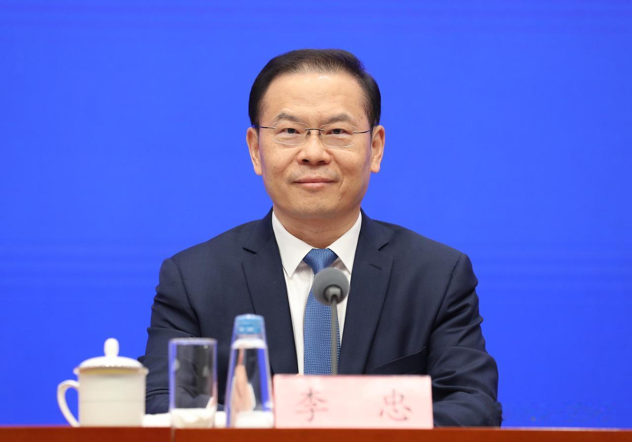 10月10日国新办发布会落幕，退休人员最惦记的那句话——2026年养老金还调不调