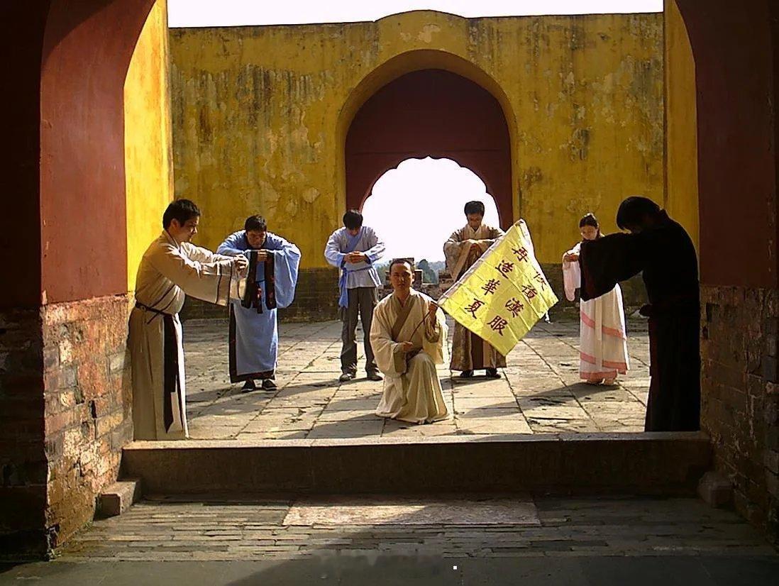 大概2006年在网上看到的这组照片，当时就被震撼到。一群再普通不过的普通人，穿着