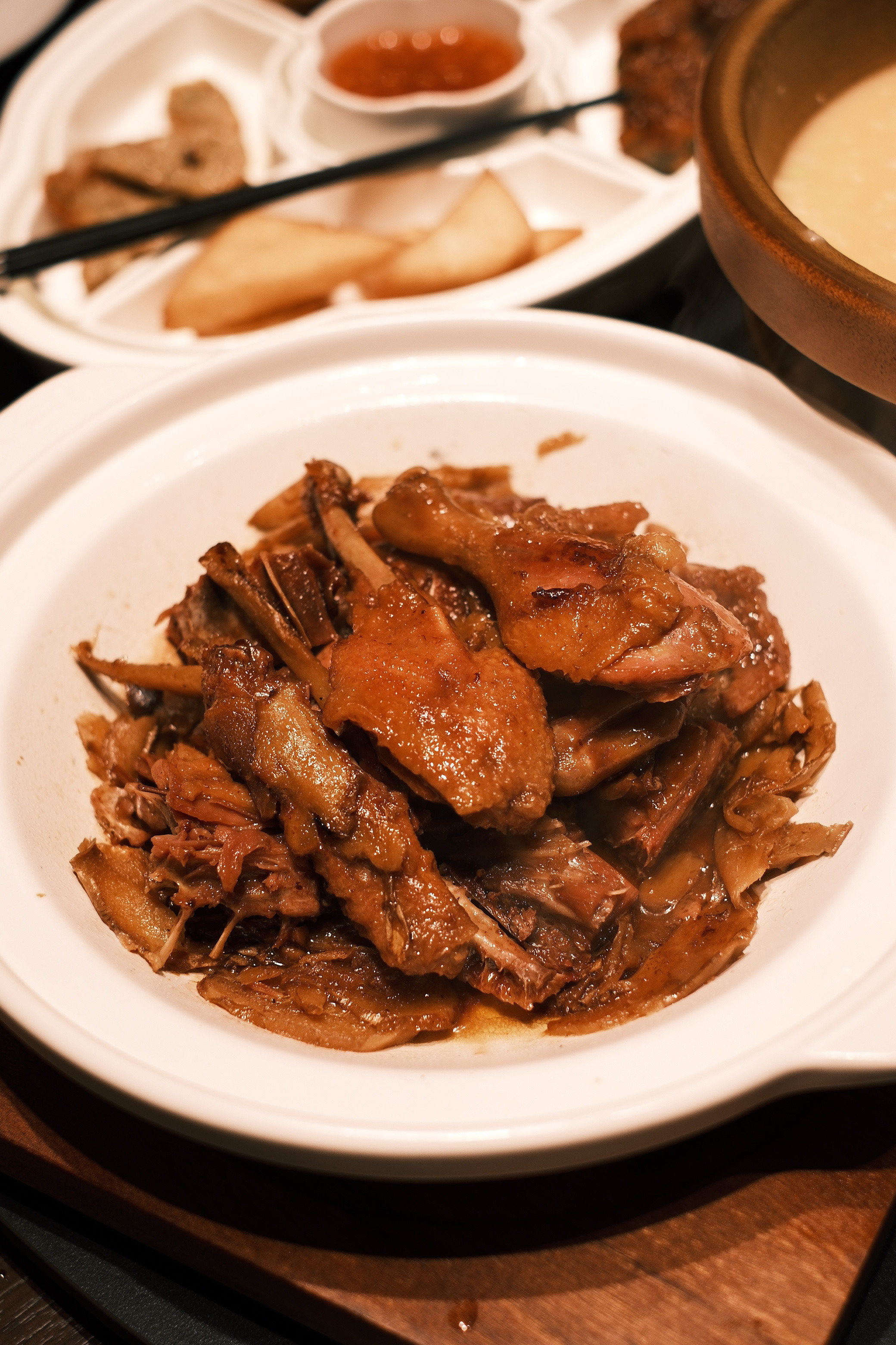 南马唐·鲜作闽南菜。老洋房里木质复古风，氛围感直接拉满，让“福州的慢生活终于具象