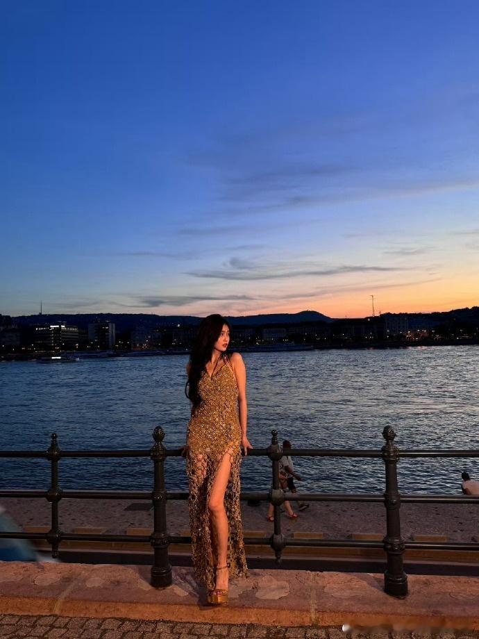 白鹿抬手召唤机械大狗狗奔跑吧白鹿抬手瞬间，机械大狗狗腾空而起。想逃的人瑟瑟发抖