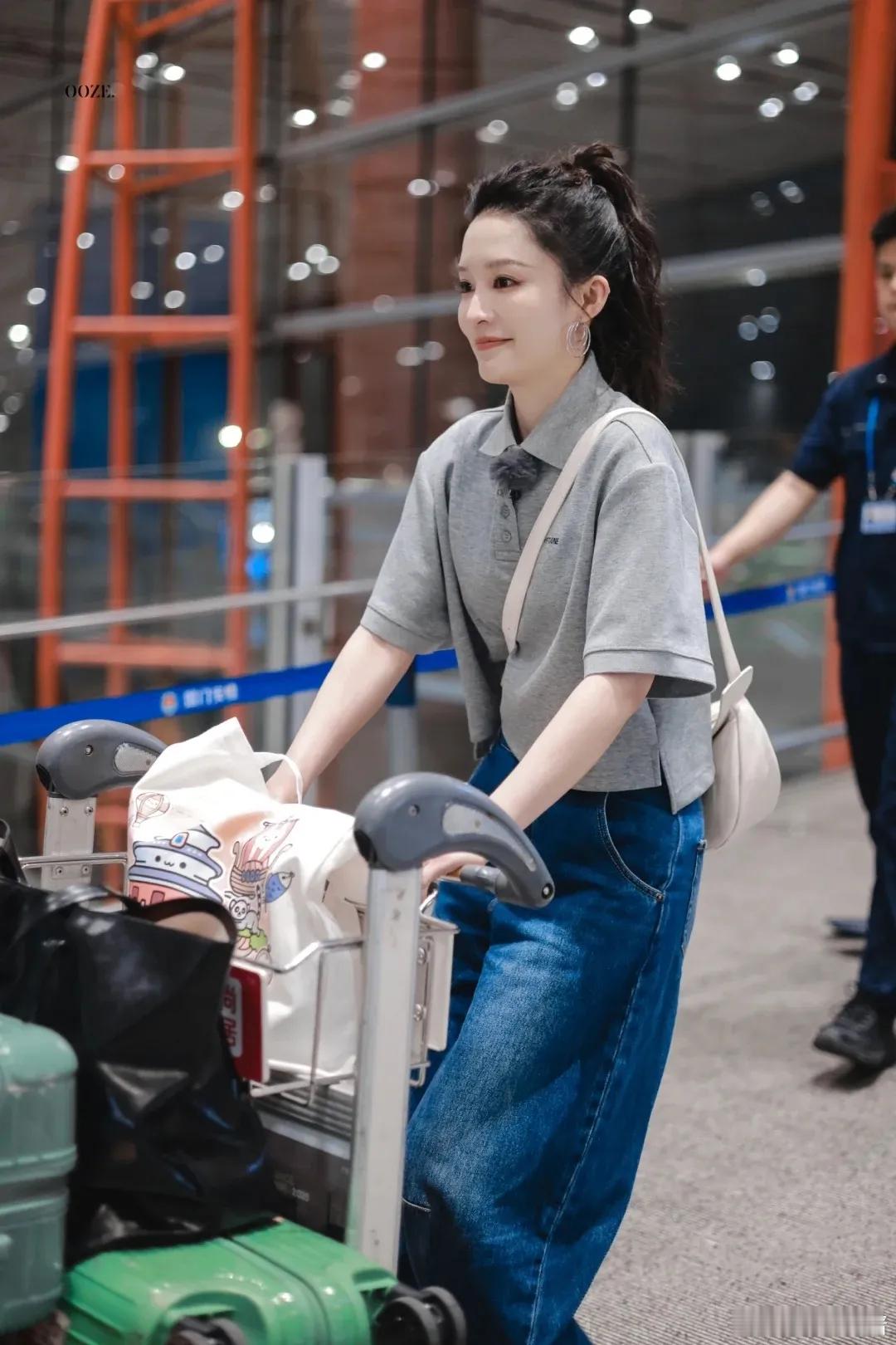 李沁状态超好呀，这一身很有少年感！​​​