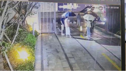 这是在堵门吧，结果遇到个横的，没堵住[捂脸哭]