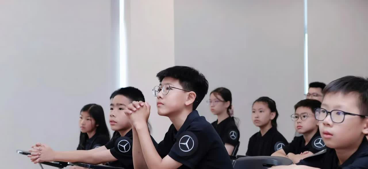 这是我在上海认识的一个小孩子，我儿子小的时候跟他在同一个幼儿园，三年的同班同学，