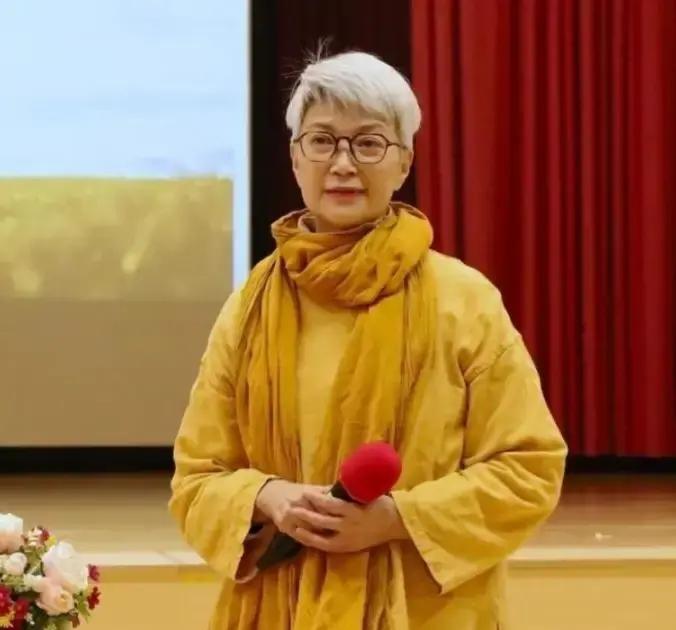 65岁的陈敏儿刚做完大手术，麻醉刚退，第一件事是问护士要手机。她打开相册，开始一