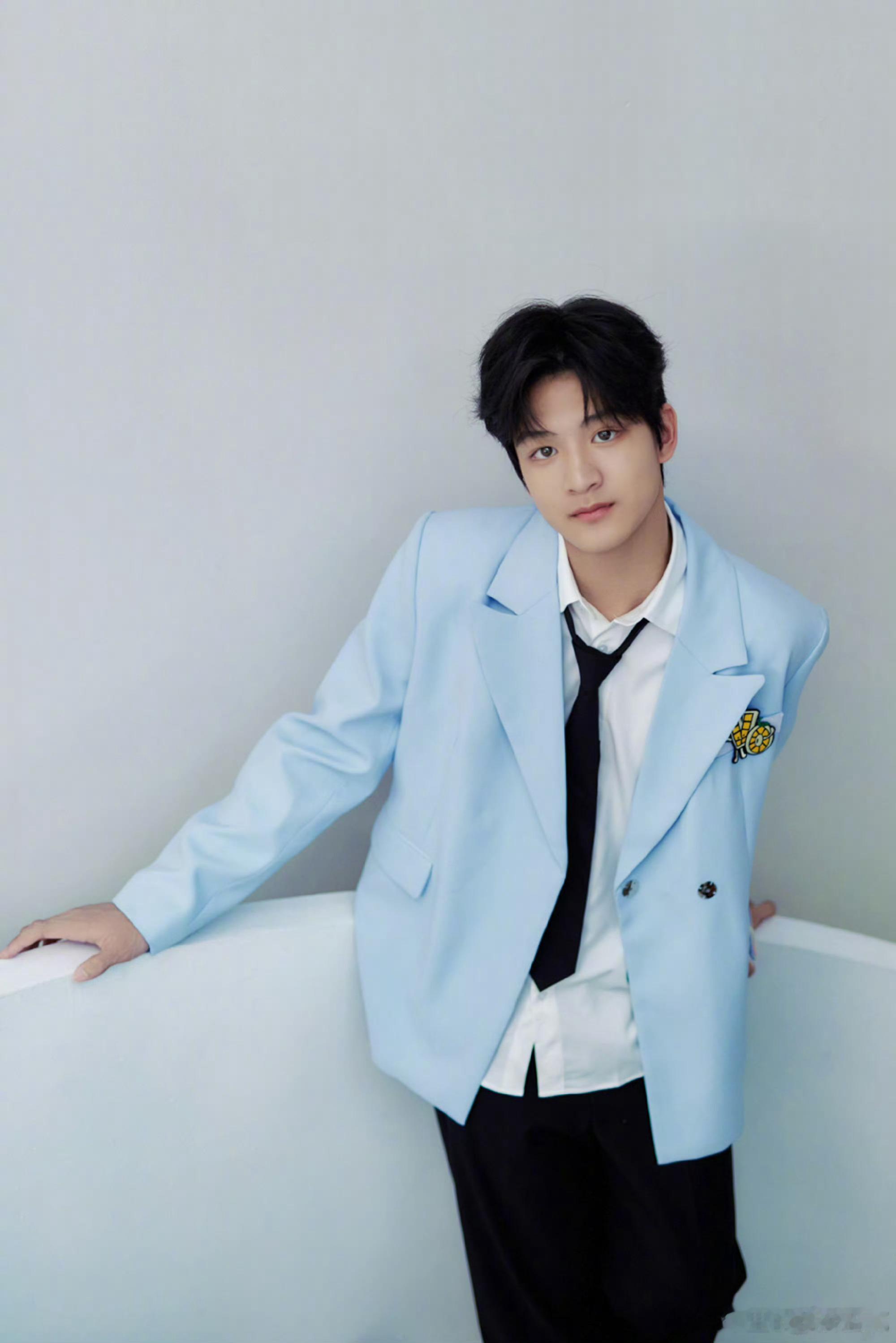 田亮儿子14岁生日照田亮为儿子庆生晒14岁儿子生日照也太惊喜了！亮仔越长越帅气，