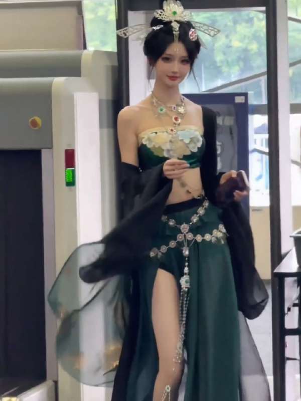 小玥玥 cos