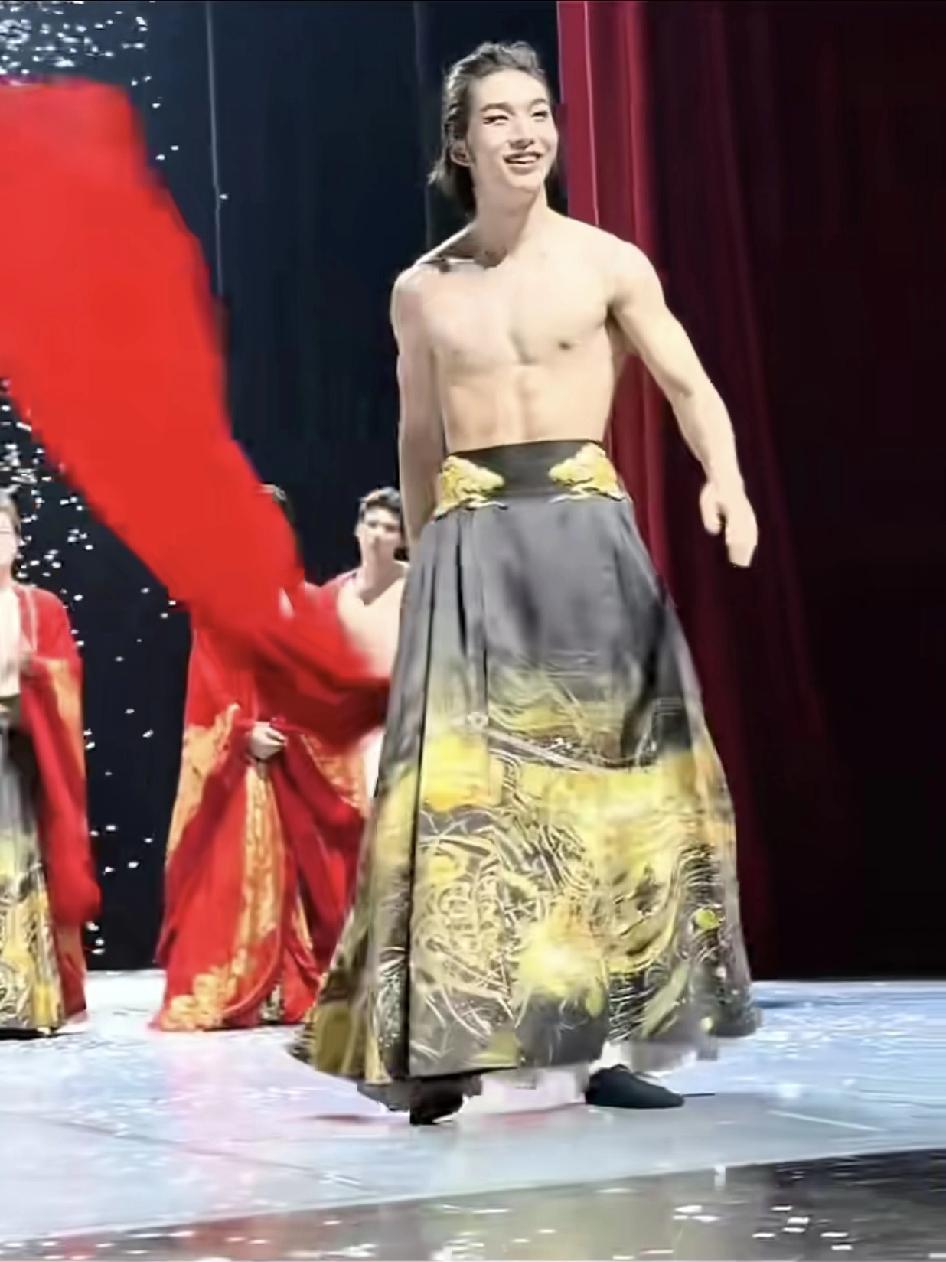 开始我以为自己不喜欢男人，进而怀疑过自己不喜欢人……，直到我看到他……健康阳