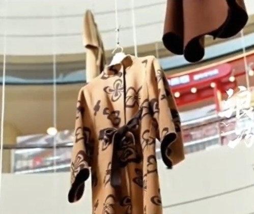 最近上海有件事儿闹得挺热闹——南京西路久光百货商场里，几十件长大衣被挂在半空中，
