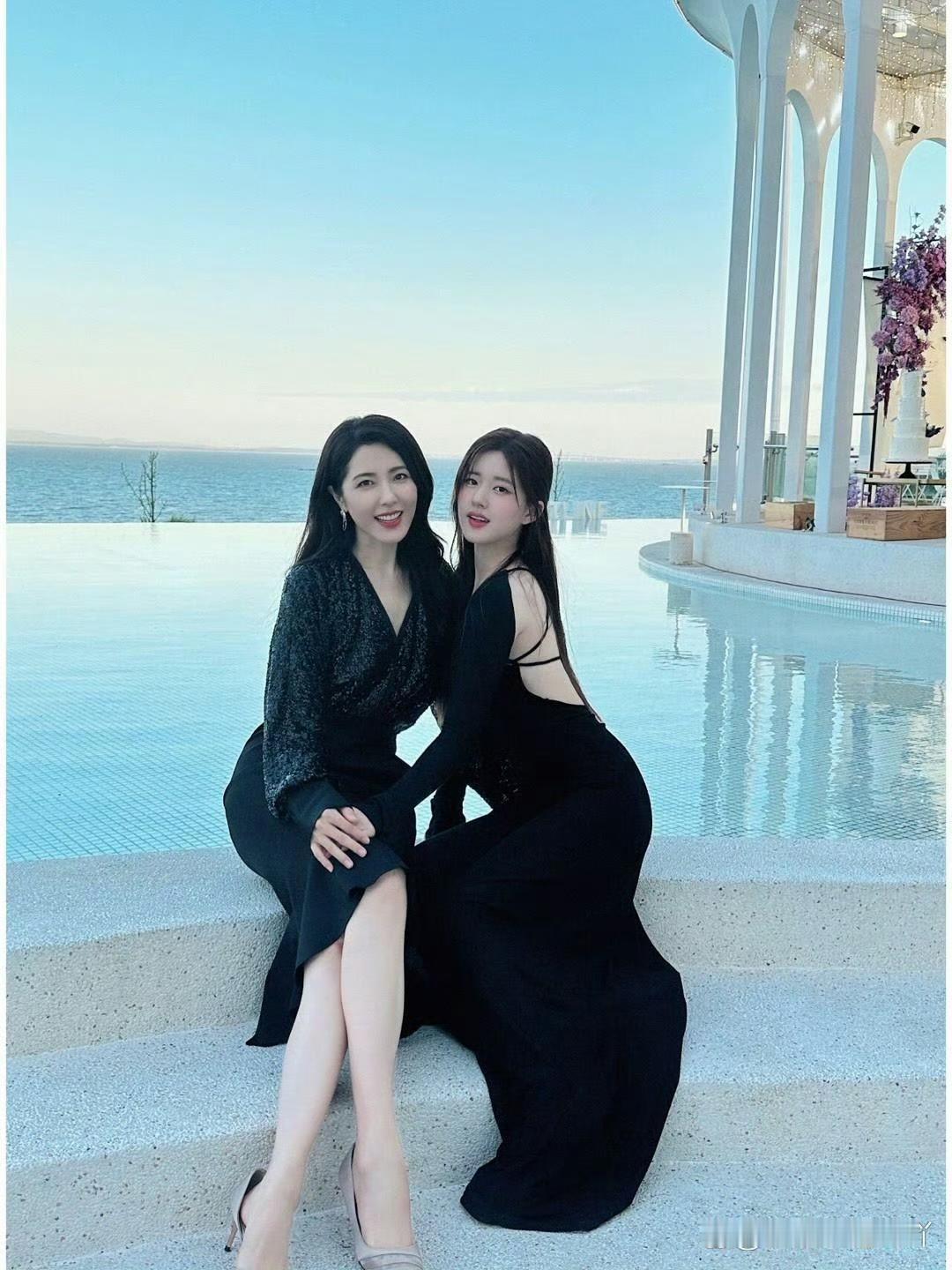 从剧里变成好闺蜜，曾黎与赵露思友谊让人羡慕，她俩大概是最高端的母女花了吧