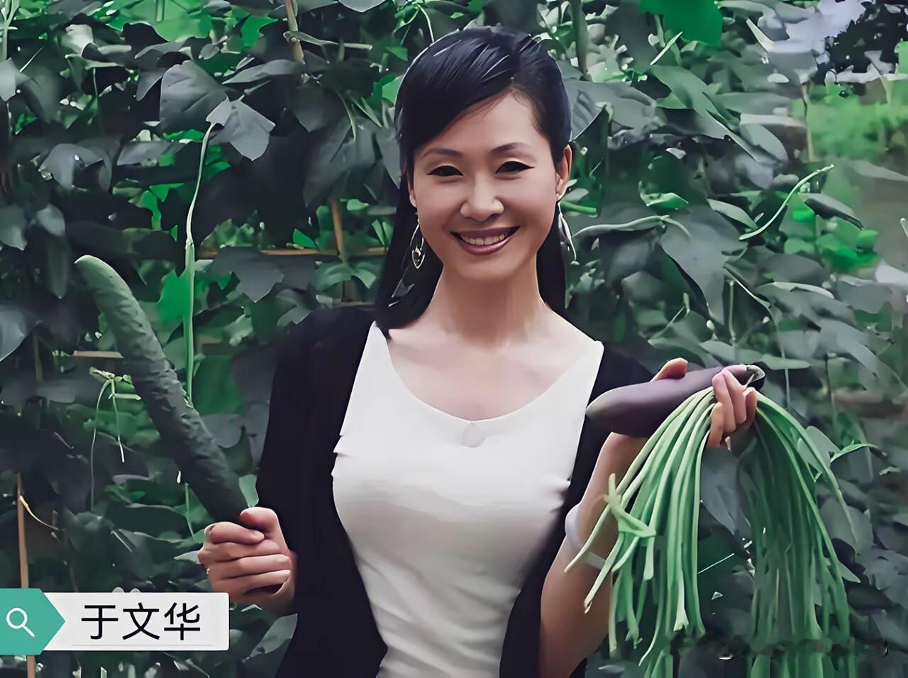 一晃眼，当年的歌唱家于文华如今也有60岁，到了退休的年龄，她在闲暇之余还喜欢种菜