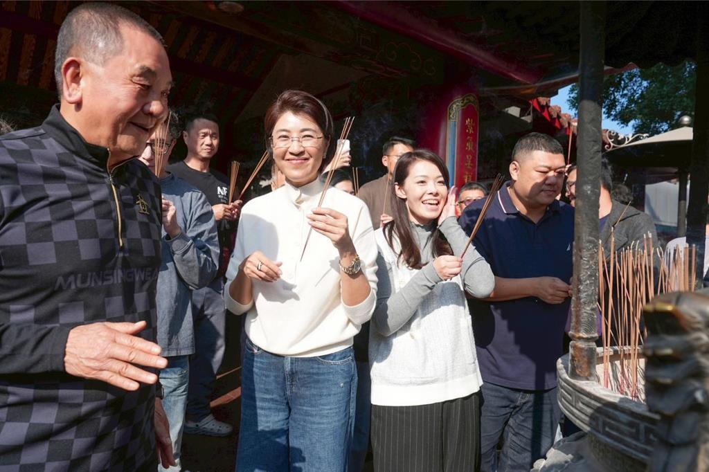 新竹市长高虹安20日低调前往南投紫南宫拜拜，由南投县长许淑华与国民党蓝委游颢陪同