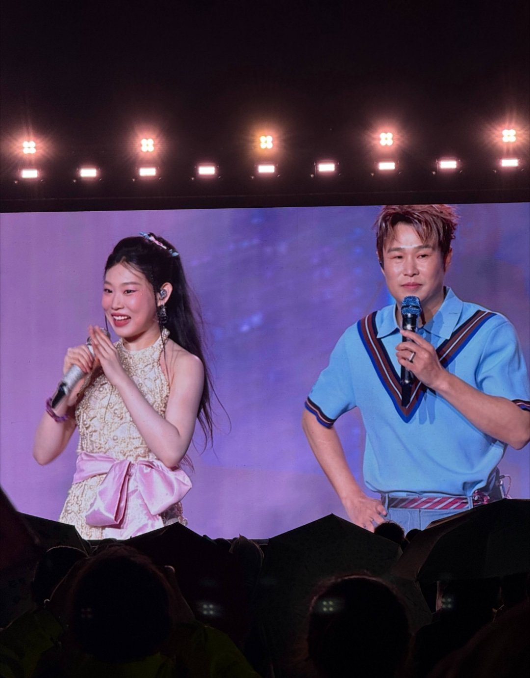 沈佳润音乐节没报备版美美Sunday现场氛围被她拿捏得死死的，观众合唱声不断[