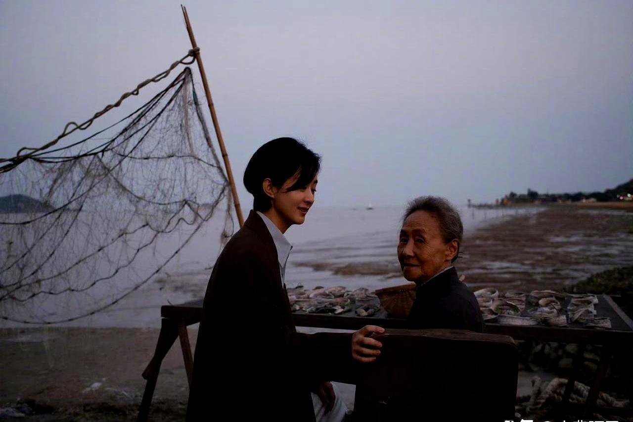 87岁奶奶被网暴，只因一张合影凌晨1点，赵丽颖把和吴彦姝的海边比心照置顶微