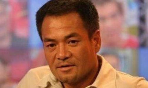 1994年，王志文抢走了尤勇智的女友许晴，尤勇智到葛优家痛哭，葛优安慰他说：“兄