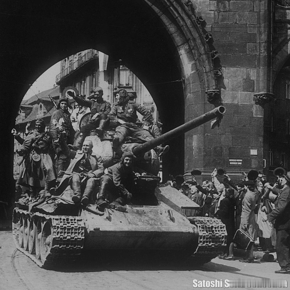 1945年5月9日，驶入捷克斯洛伐克布拉格的T-34-85坦克。左侧第一负重轮的