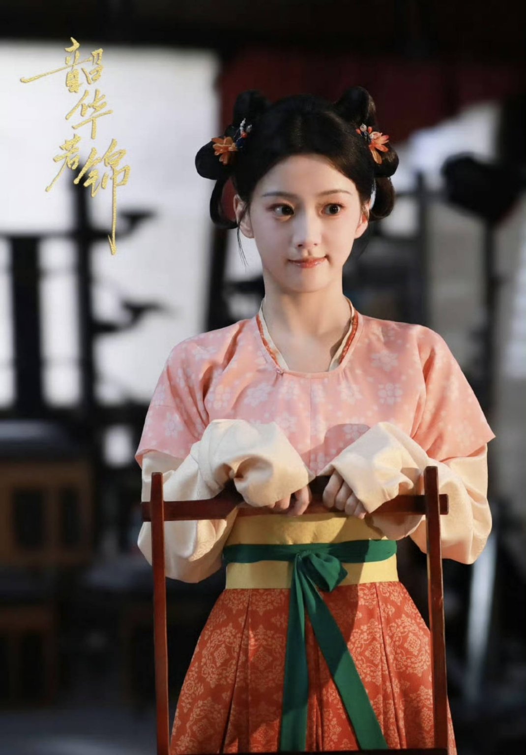 说天生直角肩还吹起来了，有没有想过再天生在古装剧里那也是很怪啊？？？怎么这两张图