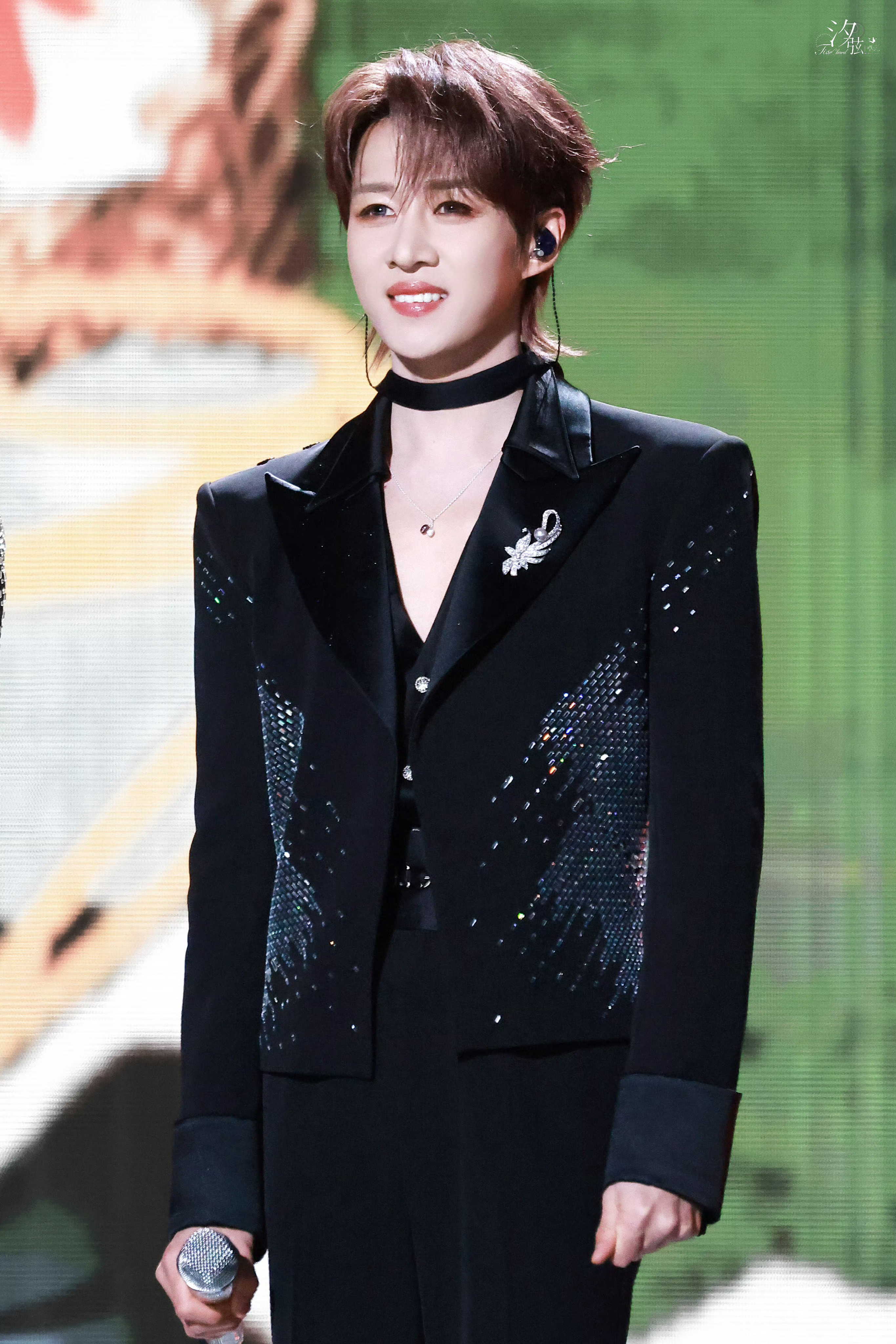 💜你微笑时，宇宙的原子重新排列，只为组成此刻的你。