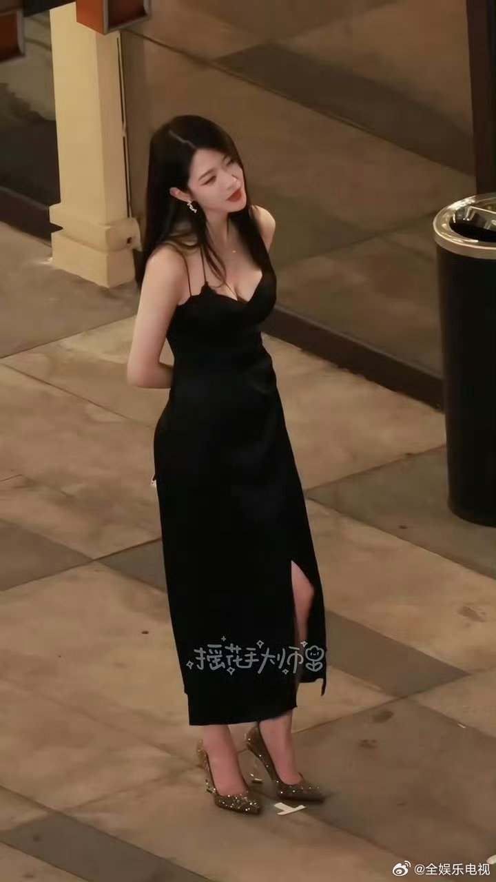 向涵之穿高跟鞋摔倒向涵之摔得好重向涵之的身材很曼妙我真的心疼了呜呜呜