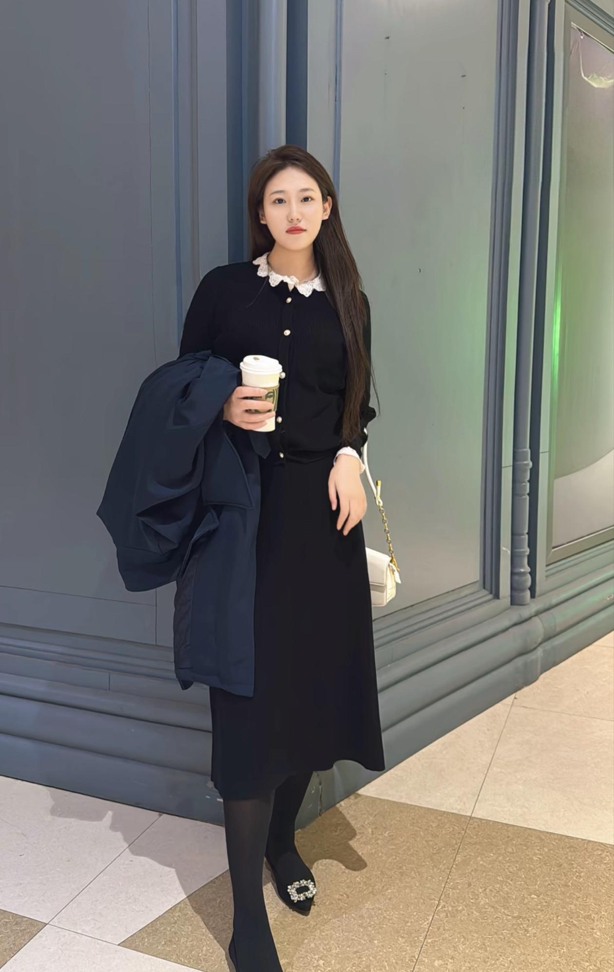 优雅黑裙穿搭，咖啡相伴的都市时光💃☕️