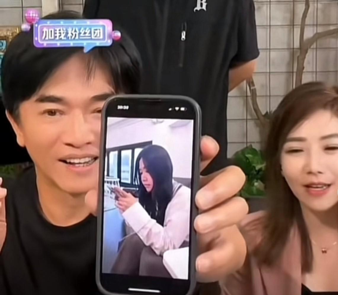 人气不够闺女来凑！吴宗宪在被大女儿下了“封口令”后，在直播间里连线三女儿，搞笑