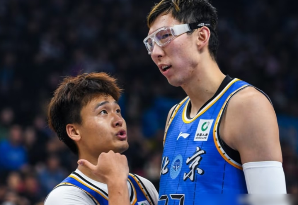 周琦视网膜破裂，真不是闹着玩的。球迷只看到他戴着眼镜罚球，却不知道他眼里的世