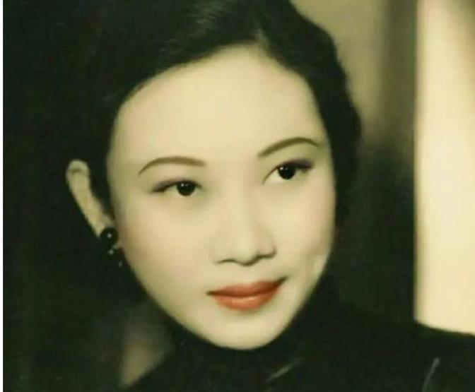 1946年，国民党特务头子戴笠，跪地向被自己囚禁了2年的电影明星胡蝶求婚：“我