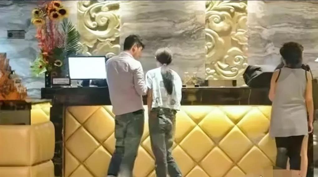 甘肃，一18岁女孩与男友酒店开房，可两人发生关系时，男友突然哮喘发作，女孩又惊又