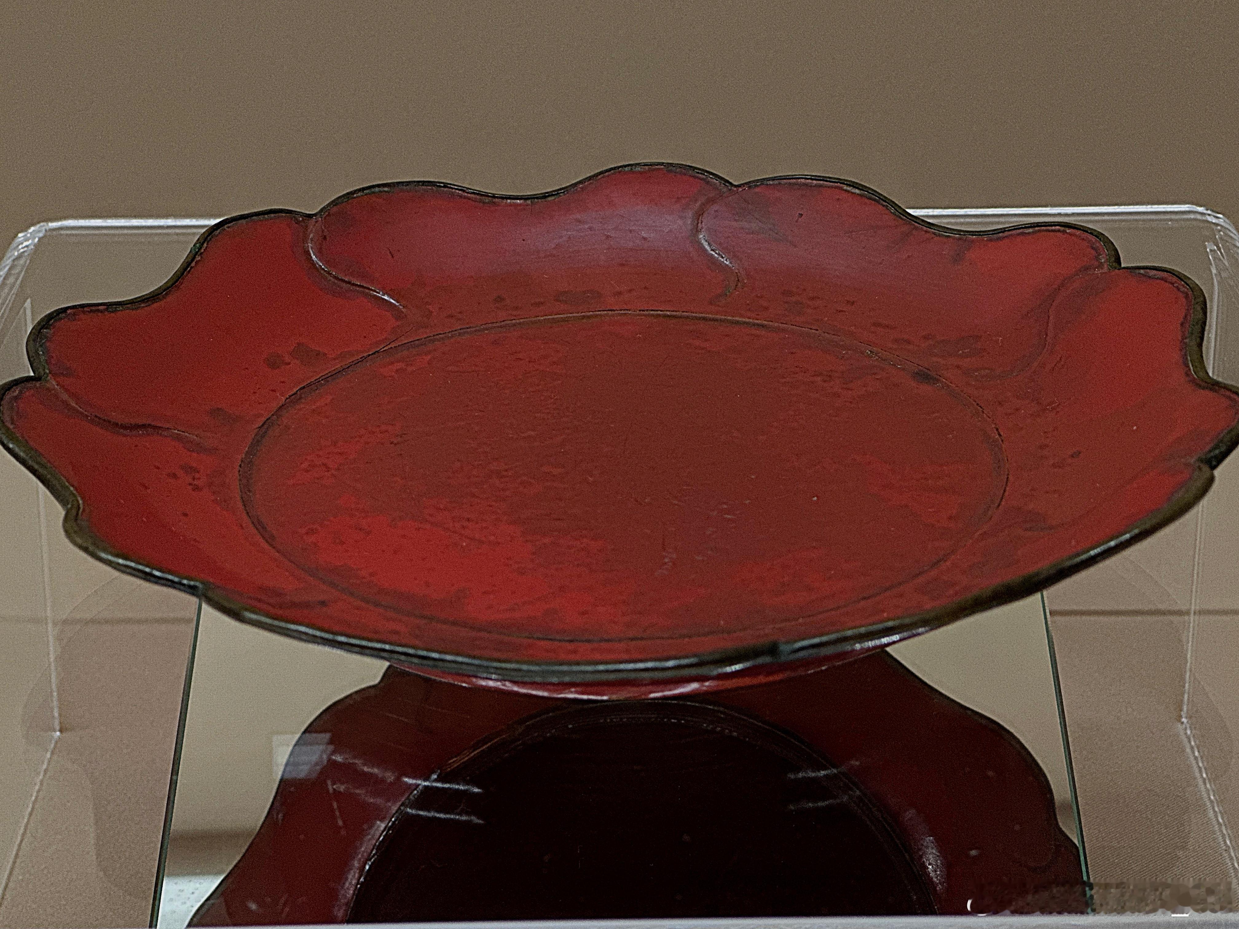 红漆葵瓣形盘南宋13世纪东京国立博物馆藏木胎，七瓣葵瓣形，花瓣香叠，口沿外撇