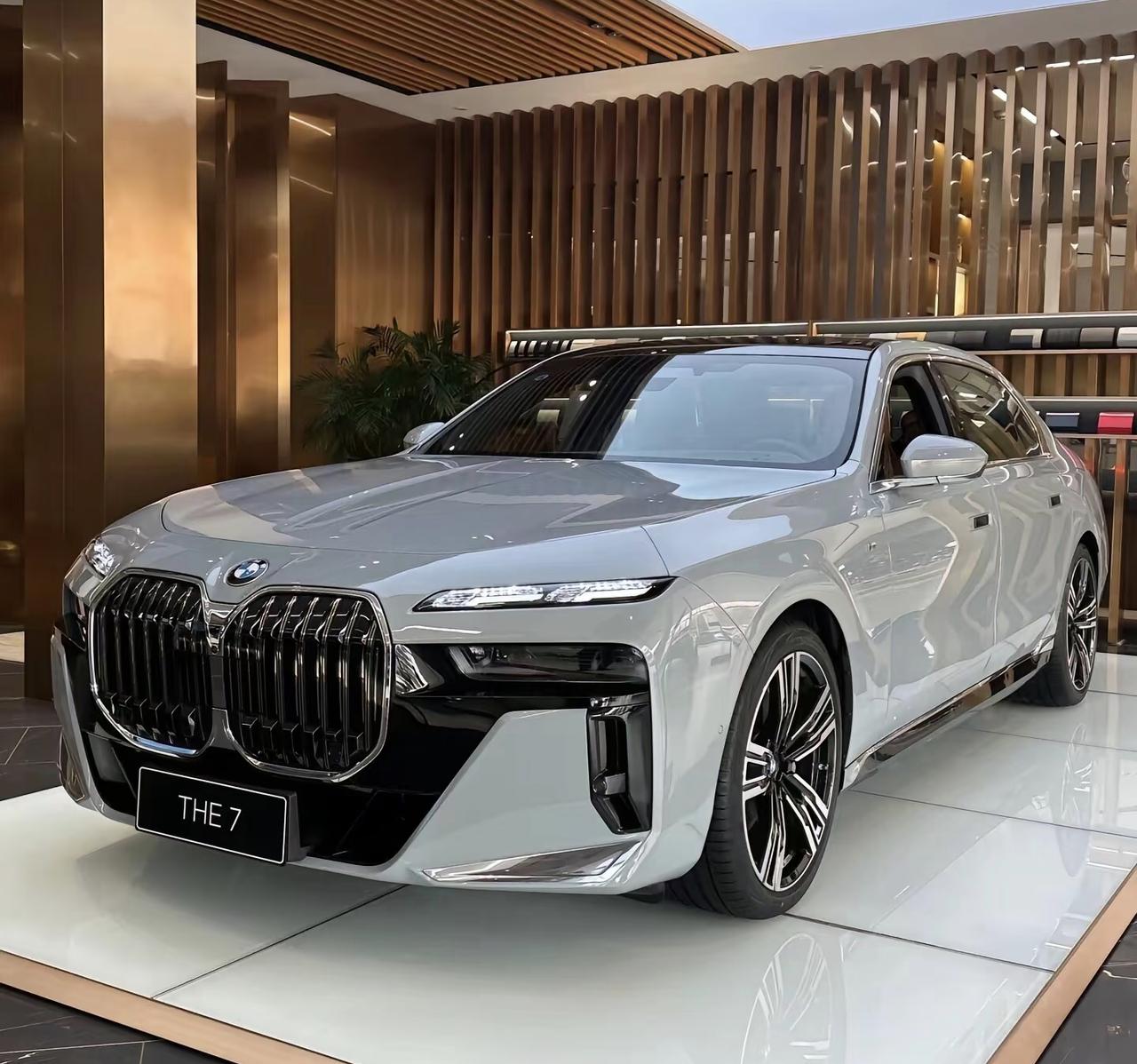 宝马7系的性能配置，精准诠释了“旗舰之道，在于从容掌控与自我革新”。动力格