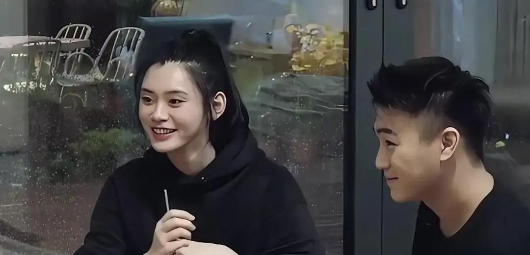 34岁素颜上镜，皱纹都在发光镜头拉近，奚梦瑶眼角细纹没遮。她一句“这就是我