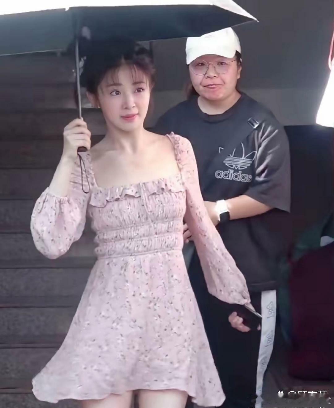 张含‏‏韵都快40岁﻿了，还是满⁠屏的少女感，真看不出年龄。