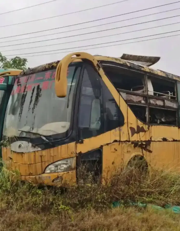 中国为什么要全面禁止卧铺大巴车？因为一旦出事，基本上惨烈到无人生还，而大巴车要想