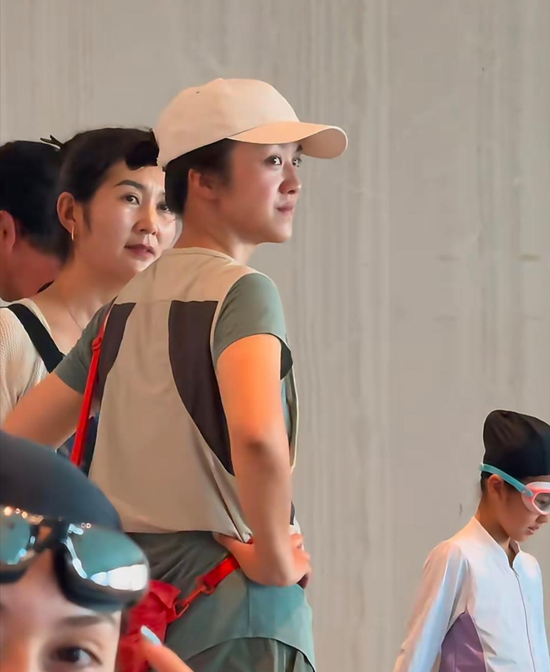 汤唯和家人到新疆伊犁旅行，她和老公女儿住在洲际酒店，亲自陪女儿去泳池游泳，打扮低