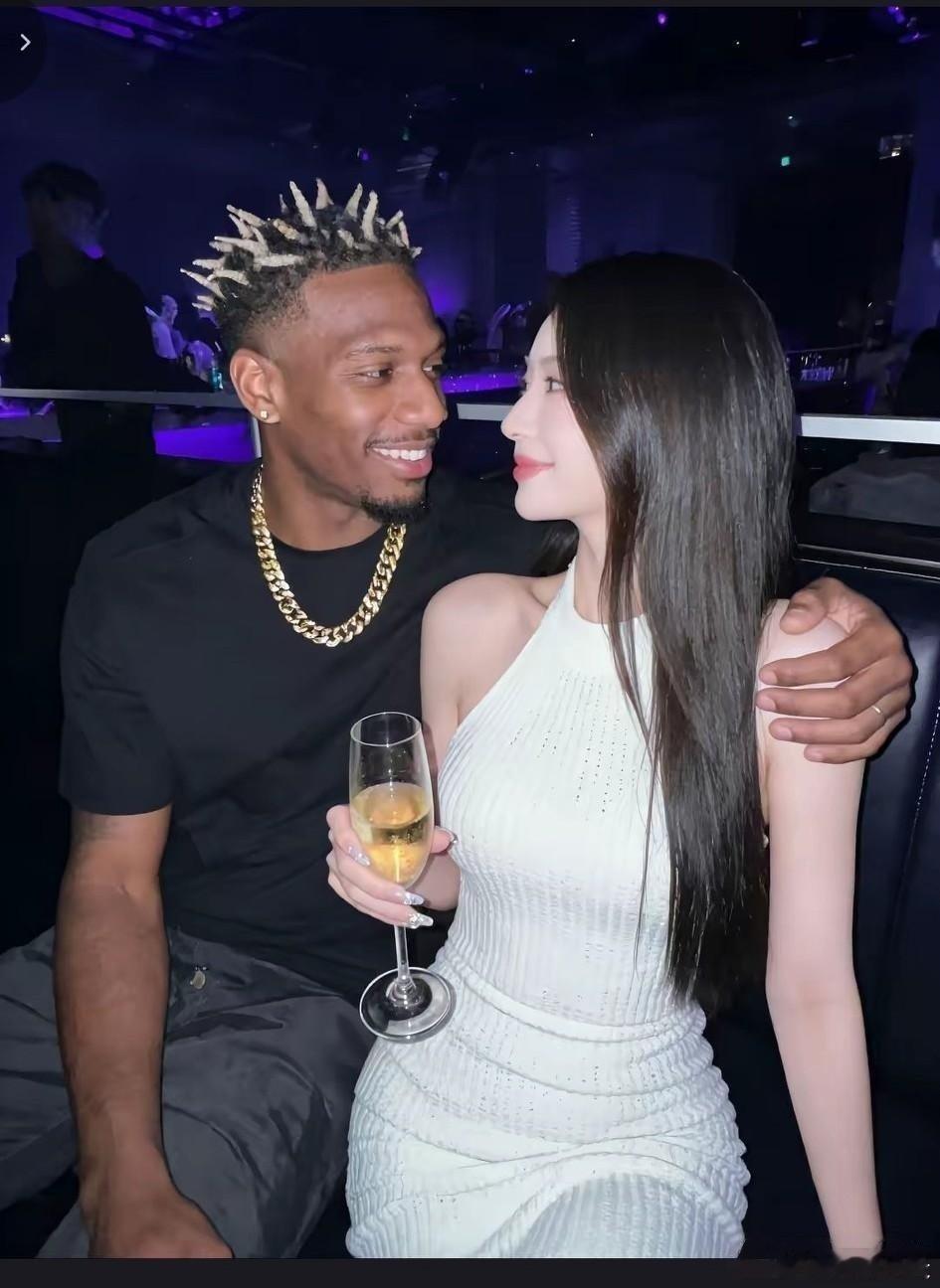 美女在夜店认识的黑人小伙，迫不及待自拍发朋友圈呢。