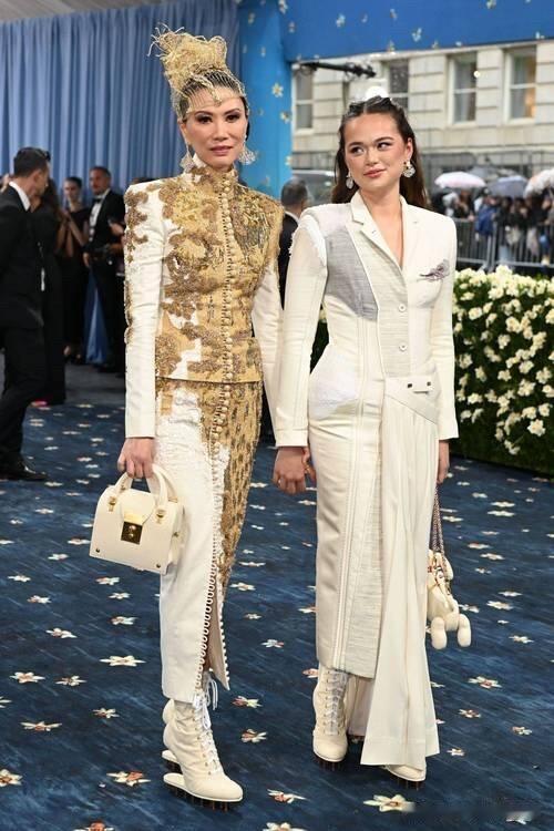 邓文迪比女儿年龄大的多，而且皮肤状态也一般，但她怎么看起来都是比女儿有气质，有气