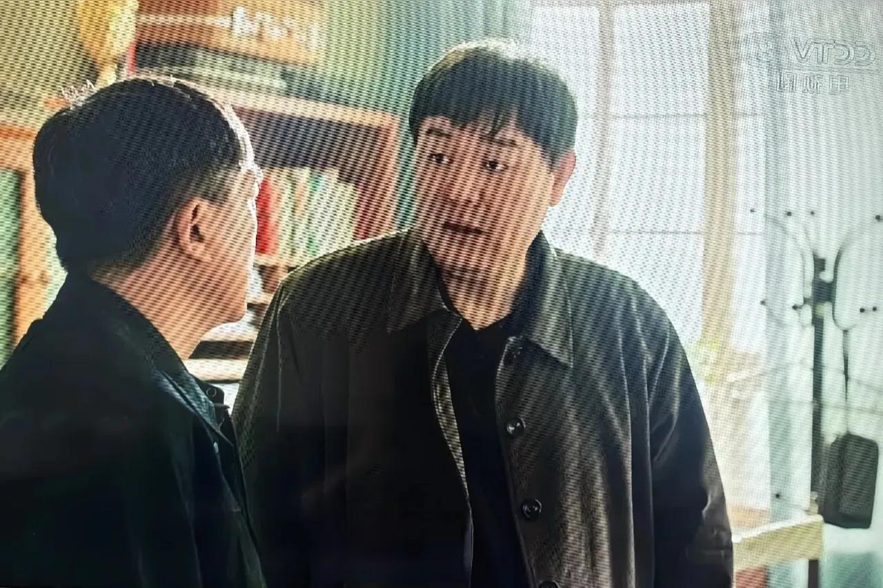 追剧《刑警的日子》该剧中的黄队这个角色演得真不咋的，身材又高又胖，也没看他干