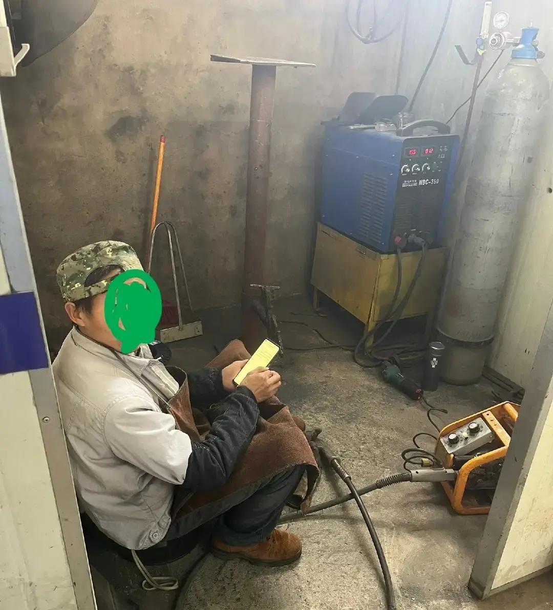 主管发帖说老板让他想办法把月薪8500干了快十年的焊工赶走，省掉十个月赔偿。帖